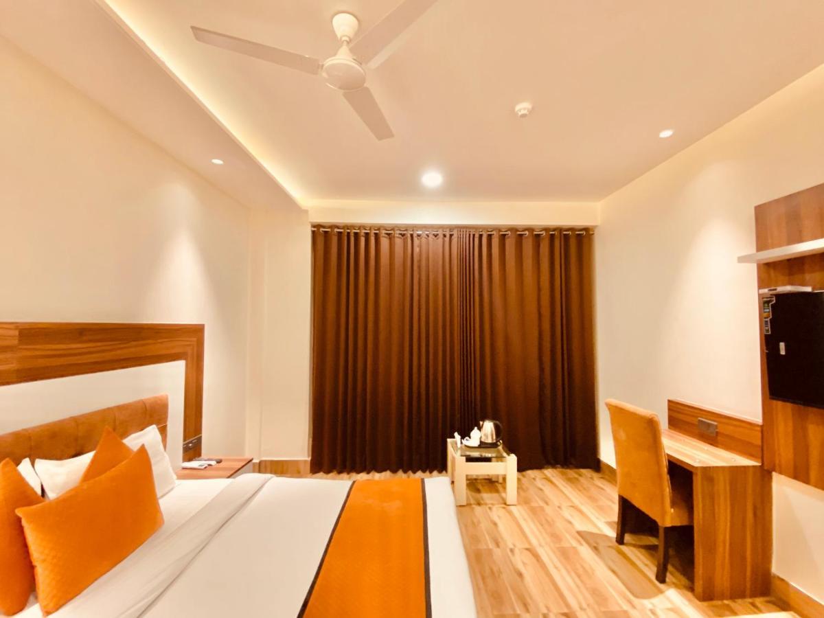 Hotel White And Restaurant 300 Mtr From Golden Temple Amritsar Exterior foto