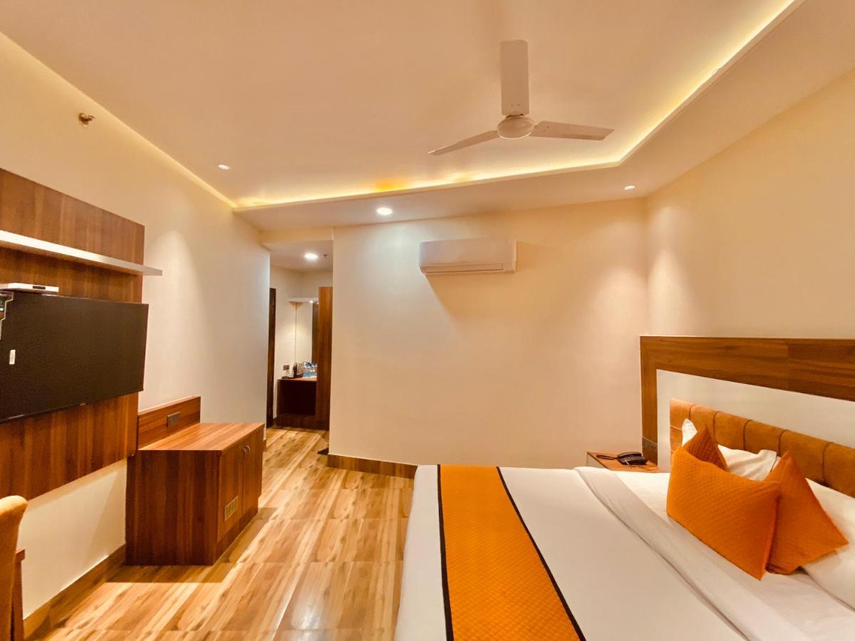 Hotel White And Restaurant 300 Mtr From Golden Temple Amritsar Exterior foto