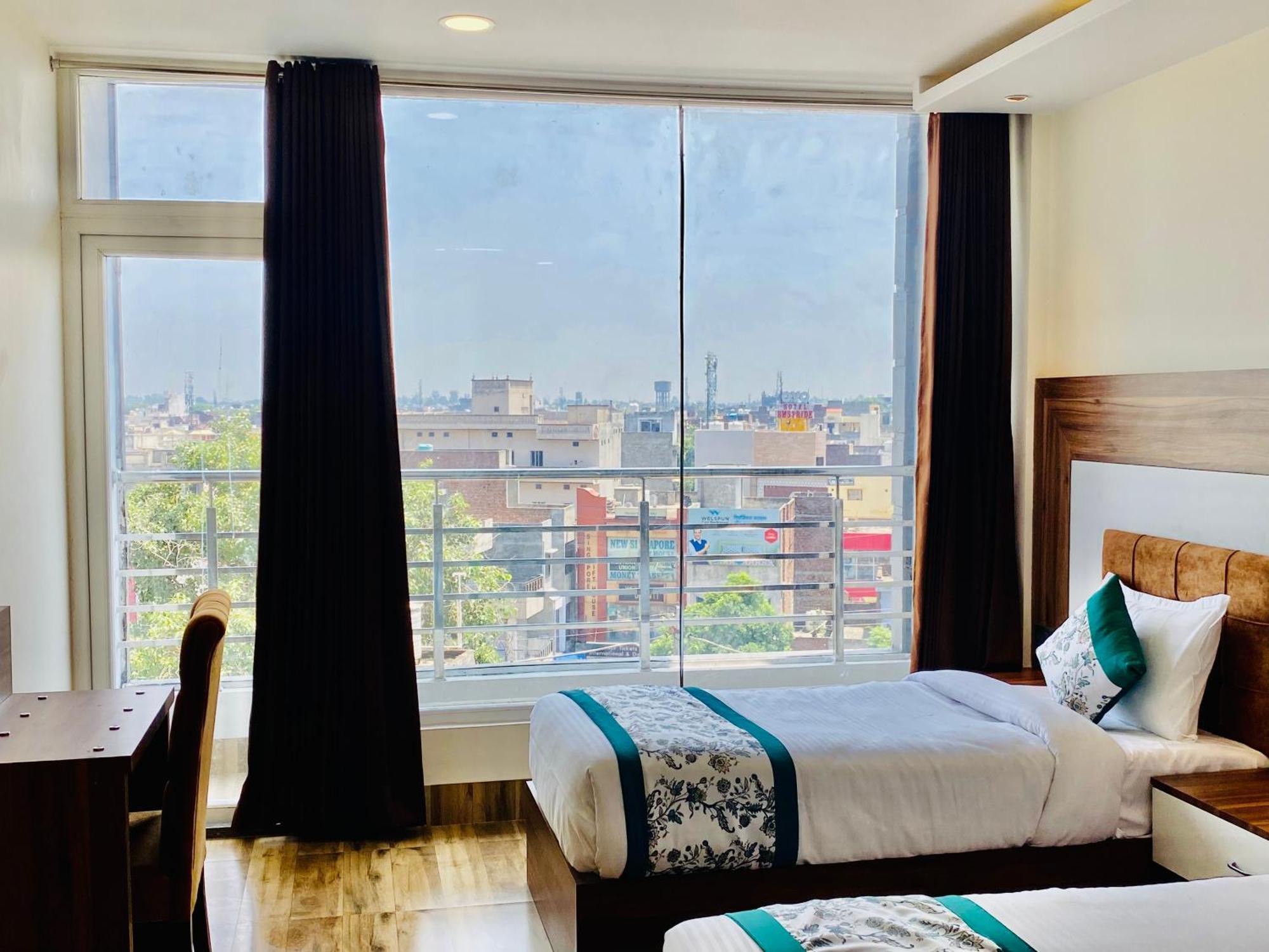 Hotel White And Restaurant 300 Mtr From Golden Temple Amritsar Exterior foto