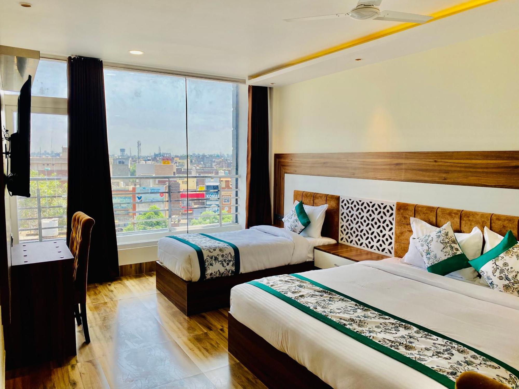 Hotel White And Restaurant 300 Mtr From Golden Temple Amritsar Exterior foto